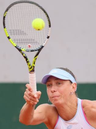 Belgian Yanina Wickmayer pictured in action during a match between Belgian Wickmayer and Belarusian Azarenka in the first round of the Women s Singles at the Roland Garros French Open tennis tournament, in Paris, France, Tuesday 27 May 2025. This year s tournament takes place from 25 May to 08 June. BENOITxDOPPAGNE  x125461503x
