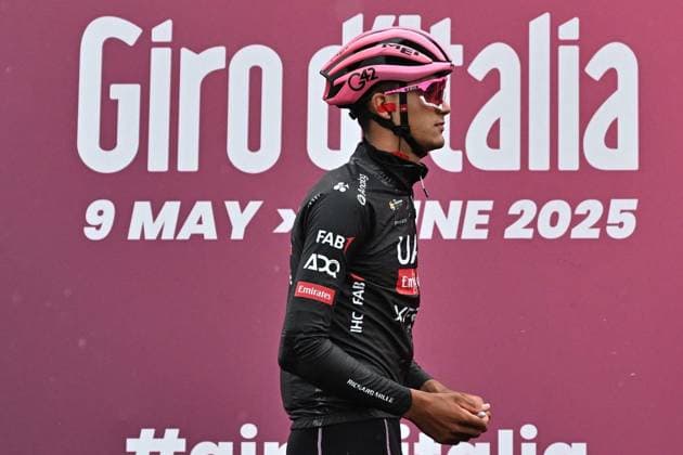 May 27, 2025, Piazzola Sul Brenta, ITALY: Mexican rider Isaac Del Toro Romero of Uae Team Emirates Xrg wearing the overall leader s pink jersey, on the signing in podium ahead the departure 16th stage of the 108 Giro d Italia 2025, cycling race over 203 km from Piazzola sul Brenta to San Valentino, 27 May 2025. ANSA LUCA ZENNARO. Giro D Italia Cycling Tour - Stage 16  - ZUMAa110 20250527_zaf_a110_004 Copyright: xLucaxZennarox
