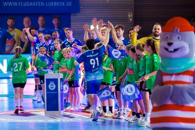 Die Mannschaft des VfL Lübeck-Schwartau beim Einlaufen. VfL Luebeck-Schwartau vs. Bergischer HC, Handball, 2. Bundesliga, 26.05.25 Luebeck Schleswig-Holstein Germany
