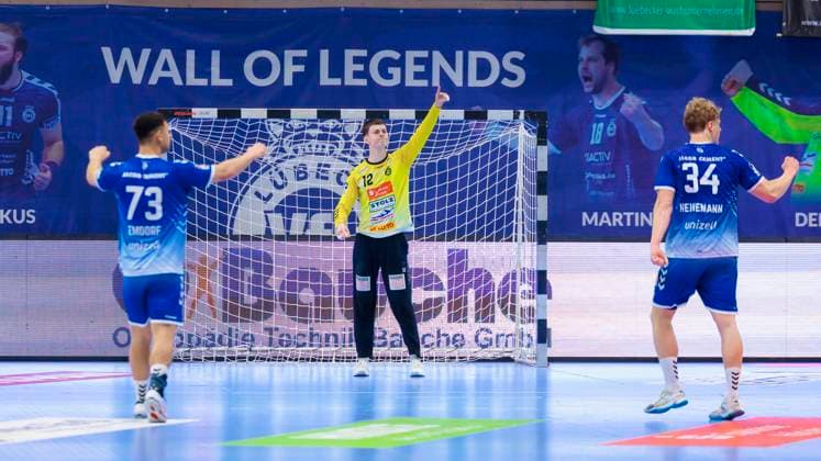 Lukas Emdorf (Nr. 73, VfL Luebeck-Schwartau), Torhueter Paul Dreyer (Nr. 12, VfL Luebeck-Schwartau) und Thore Kjell Heinemann (Nr. 34, VfL Luebeck-Schwartau) freuen sich jubeln. VfL Luebeck-Schwartau vs. Bergischer HC, Handball, 2. Bundesliga, 26.05.25 Luebeck Schleswig-Holstein Germany