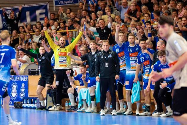Schwartaus Bank freut sich jubelt. VfL Luebeck-Schwartau vs. Bergischer HC, Handball, 2. Bundesliga, 26.05.25 Luebeck Schleswig-Holstein Germany