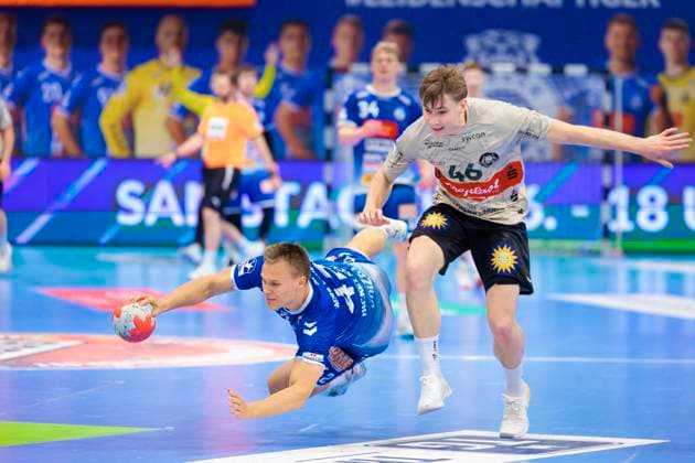 Einar Nickelsen (Nr. 42, VfL Luebeck-Schwartau) gegen Julian Fuchs (Nr. 46, Bergischer HC). VfL Luebeck-Schwartau vs. Bergischer HC, Handball, 2. Bundesliga, 26.05.25 Luebeck Schleswig-Holstein Germany