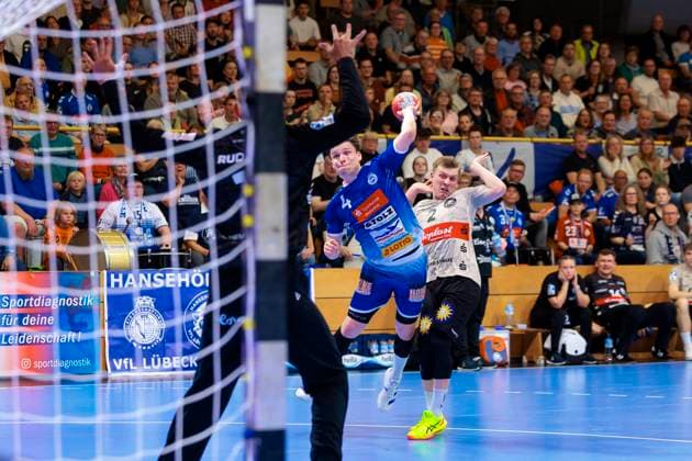 Örn Vésteinsson Östenberg (Nr. 4, VfL Luebeck-Schwartau) gegen Torhueter Christopher Rudeck (Nr. 1, Bergischer HC). VfL Luebeck-Schwartau vs. Bergischer HC, Handball, 2. Bundesliga, 26.05.25 Luebeck Schleswig-Holstein Germany