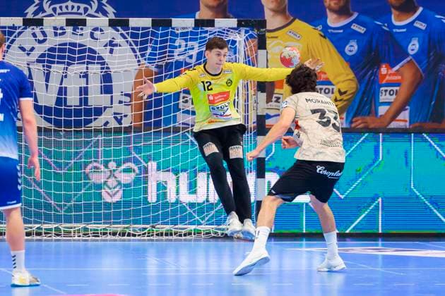 Eloy Morante Maldonado (Nr. 33, Bergischer HC) beim Siebenmeterversuch gegen Torhueter Paul Dreyer (Nr. 12, VfL Luebeck-Schwartau). VfL Luebeck-Schwartau vs. Bergischer HC, Handball, 2. Bundesliga, 26.05.25 Luebeck Schleswig-Holstein Germany