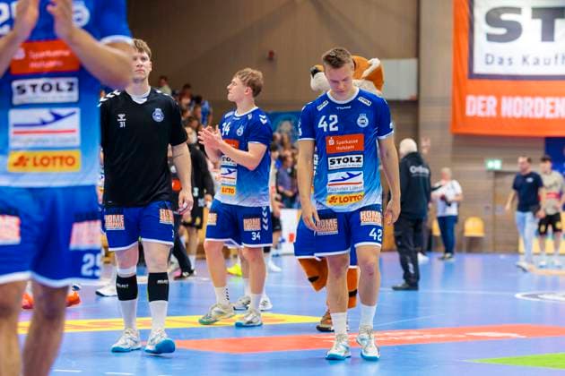 Thore Kjell Heinemann (Nr. 34, VfL Luebeck-Schwartau) und Einar Nickelsen (Nr. 42, VfL Luebeck-Schwartau) sind niedergeschlagen deprimiert enttaeuscht. VfL Luebeck-Schwartau vs. Bergischer HC, Handball, 2. Bundesliga, 26.05.25 Luebeck Schleswig-Holstein Germany Copyright: xAgentur54Gradx xFelixxKoenigx
