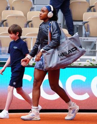 Coco Gauff comes out onto court for her first round match without realising she was carrying an empty racquet bag French Open Tennis, Day Three, Tennis, Roland Garros, Paris, France - 27 May 2025 EDITORIAL USE ONLY No use with unauthorised audio, video, data, fixture lists, club league logos or live services. Online in-match use limited to 120 images, no video emulation. No use in betting, games or single club league player publications. Copyright: xJavierxGarcia Shutterstockx 15314625ah