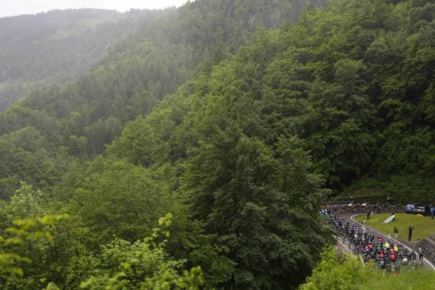 Sport Bilder des Tages The pack rides cycles through the during the stage 16 of the Giro d™Italia from Piazzola sul Brenta to San Valentino (Brentonico), Italy - Tuesday, May 27, 2025. - cycling.  Copyright: xFabioxFerrarix LaPressex