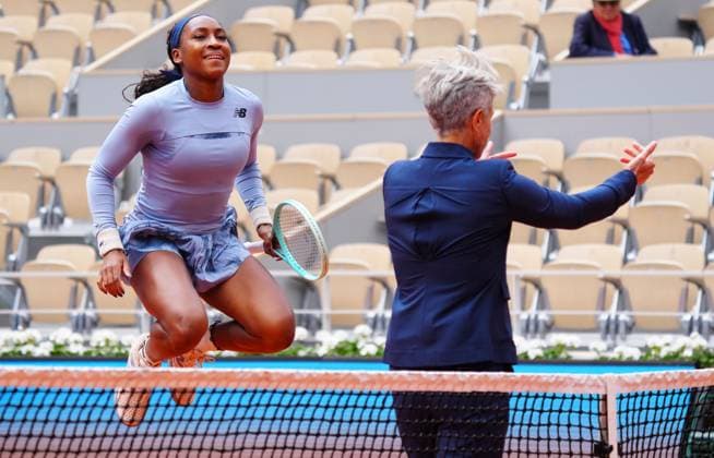 Sport Bilder des Tages A smiling Coco Gauff ahead of the coin toss with her racquet after having them belatedly delivered to her by a ballboy after she came onto court with an empty bag French Open Tennis, Day Three, Tennis, Roland Garros, Paris, France - 27 May 2025 EDITORIAL USE ONLY No use with unauthorised audio, video, data, fixture lists, club league logos or live services. Online in-match use limited to 120 images, no video emulation. No use in betting, games or single club league player publications. Copyright: xJavierxGarcia Shutterstockx 15314625as