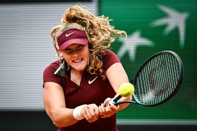 May 27, 2025, Paris, France, France: MIRRA ANDREEVA of Russia in action against C. Bucsa of Spain during the third day of the WTA, Tennis Damen French Open 2025, Grand Slam tennis tournament at Roland-Garros Stadium in Paris, France. Andreeva win 6:4, 6:3. Paris France - ZUMAm308 20250527_zsp_m308_004 Copyright: xMatthieuxMirvillex