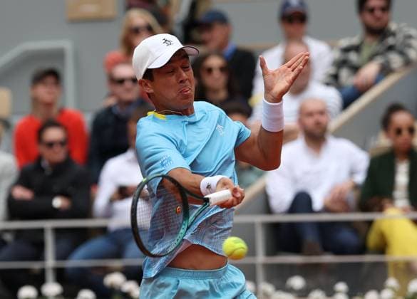 ROLAND GARROS 2025 Thierry Larret MAXPPP - PARIS (75) 27 05 2025 Thierry Larret Maxppp. Tennis. Roland Garros 2025. Internationaux de France de tennis. Stade Roland Garros, Paris (75). Le 27 mai. Court Phillipe Chatrier : Mackenzie McDONALD (USA) vs Novak DJOKOVIC (SRB); DJOKOVIC DISCUTE AVEC LE JUGE ARBITRE - Tennis. Roland Garros 2025. French Open tennis tournament. Roland Garros Stadium, Paris (75) PARIS (75) STADE ROLAND GARROS PARIS ILE DE FRANCE FRANCE  Copyright: xMAXPPPxThierryxLarretx TLR202505270401 TLR202505270401