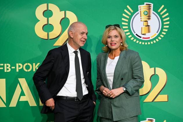 Berlin, Olympiastadion, 24.05.25, GER, Herren, DFB-Pokal, Finale, Saison 2024-2025, DSC Arminia Bielefeld - VfB Stuttgart Bild: v.li. DFB-Praesident Bernd NEUENDORF und Bundestagspraesidentin Julia KLOECKNER DFB regulations prohibit any use of photographs as image sequences and or quasi-video. Berlin Deutschland *** Berlin, Olympiastadion, 24 05 25, GER, Herren, DFB Pokal, Finale, Saison 2024 2025, DSC Arminia Bielefeld VfB Stuttgart Bild v li DFB Praesident Bernd NEUENDORF und Bundestagspraesidentin Julia KLOECKNER DFB regulations prohibit any use of photographs as image sequences and or quasi video Berlin Germany
