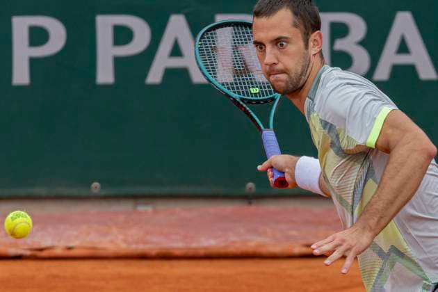 2025 French Open - Day Three Laslo Djere returns the ball against Alex De Minaur at the Roland Garros Grand Slam Tournament in Paris, France, on May 27, 2025. Paris France  Copyright: xRobertxSzaniszlox originalFilename:szaniszlo-notitle250527_npCTs.jpg