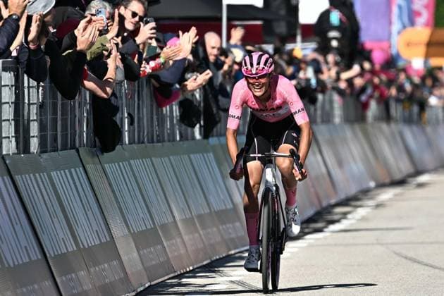 May 27, 2025, Piazzola Sul Brenta, ITALY: Mexican rider Isaac Del Toro Romero of Uae Team Emirates Xrg wearing the overall leader s pink jersey, arrive to the start for the 16th stage of the 108 Giro d Italia 2025, cycling race over 203 km from Piazzola sul Brenta to San Valentino, 27 May 2025. ANSA LUCA ZENNARO. Giro D Italia Cycling Race - Stage 16  - ZUMAa110 20250527_zaf_a110_017 Copyright: xLucaxZennarox