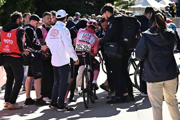 May 27, 2025, Piazzola Sul Brenta, ITALY: Mexican rider Isaac Del Toro Romero of Uae Team Emirates Xrg wearing the overall leader s pink jersey, arrive to the start for the 16th stage of the 108 Giro d Italia 2025, cycling race over 203 km from Piazzola sul Brenta to San Valentino, 27 May 2025. ANSA LUCA ZENNARO. Giro D Italia Cycling Race - Stage 16  - ZUMAa110 20250527_zaf_a110_018 Copyright: xLucaxZennarox