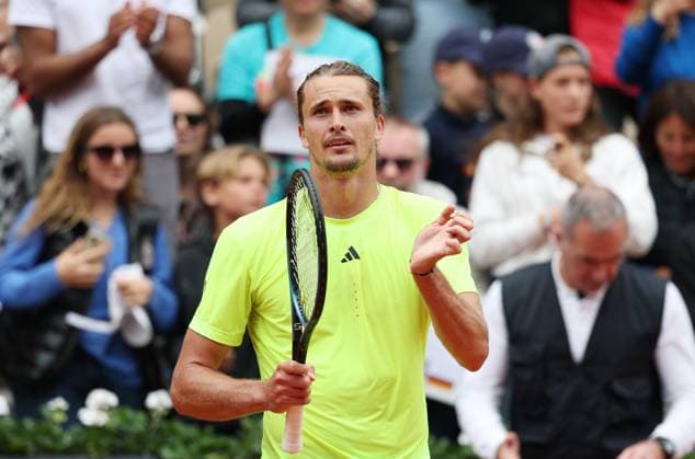 Sport Bilder des Tages (250527) -- PARIS, May 27, 2025 -- Alexander Zverev greets spectators after winning the men s singles first round match between Alexander Zverev of Germany and Learner Tien of the United States at the French Open tennis tournament at Roland Garros, Paris, France, May 27, 2025. ) (SP)FRANCE-PARIS-TENNIS-FRENCH OPEN-MEN S SINGLES GaoxJing 