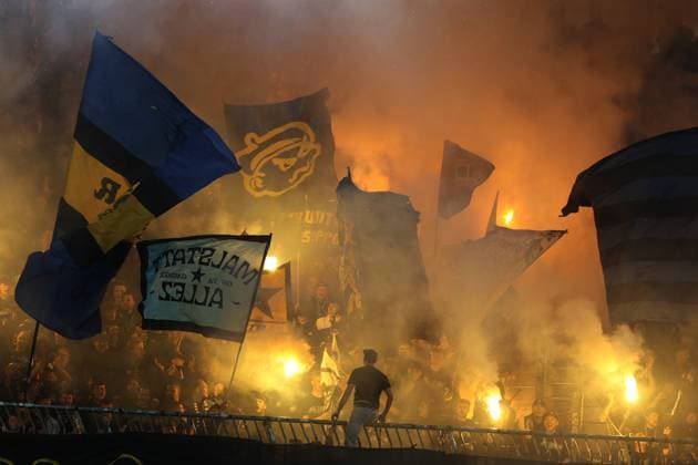 Sport Themen der Woche KW22 Sport Bilder des Tages 27.05.2025, xmohx, Fussball 2.Bundesliga Relegation, Eintracht Braunschweig - 1.FC Saarbruecken v.l. Fans, Zuschauer, Trikots, Stimmung, Fahnen, Ultras, Saarbruecken zuenden Pyrotechnik, Benglos, Rauch, Nebel, Feuerwerk (DFL DFB REGULATIONS PROHIBIT ANY USE OF PHOTOGRAPHS as IMAGE SEQUENCES and or QUASI-VIDEO) Braunschweig *** 27 05 2025, xmohx, Soccer 2 Bundesliga Relegation, Eintracht Braunschweig 1 FC Saarbruecken v l Fans, Spectators, Jerseys, Atmosphere, Flags, Ultras, Saarbruecken to end Pyrotechnics, Benglos, Smoke, Fog, Fireworks DFL DFB REGULATIONS PROHIBIT ANY USE OF PHOTOGRAPHS as IMAGE SEQUENCES and or QUASI VIDEO Braunschweig