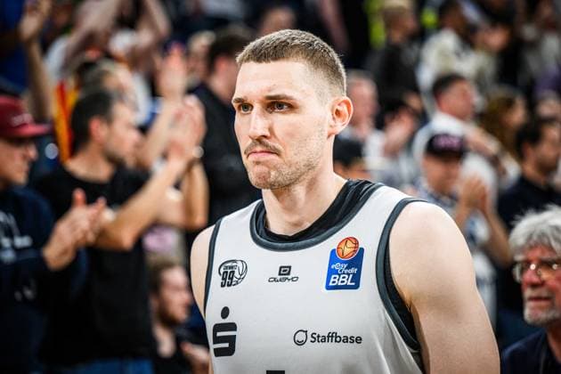 Heidelberg, Deutschland, 27.05.25: Jonas Richter (Niners Chemnitz) enttaeusscht waehrend des Basketball Bundesliga Playoffs Viertelfinale Spiel 4 Spiels zwischen MLP Academics Heidelberg vs Niners Chemnitz in der SNP Dome am 27. Mai2025 in Heidelberg, Deutschland. (Foto von Harry Langer DeFodi Images) SNP Dome, Germany, 27.05.25: Jonas Richter (Niners Chemnitz) looks dejected during the Basketball Bundesliga Playoffs Viertelfinale Spiel 4 match between MLP Academics Heidelberg vs Niners Chemnitz at Heidelberg on May 27, 2025 in SNP Dome, Germany. (Photo by Harry Langer DeFodi Images) (Photo by Harry Langer DeFodi Images)