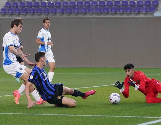 Inter™s Matteo Spinacce fight for the ball with Sassuolo™s goalkeeper Alessandro Scacchetti during match between Inter and Sassuolo In the final fase of 2024 25 Primavera 1 Championship at the Viola Park Center in Bagno A Ripoli, Florence, center of Italy - Tuesday, May 27, 2025. Sport - Soccer  Copyright: xMarcoxBucco LaPressex