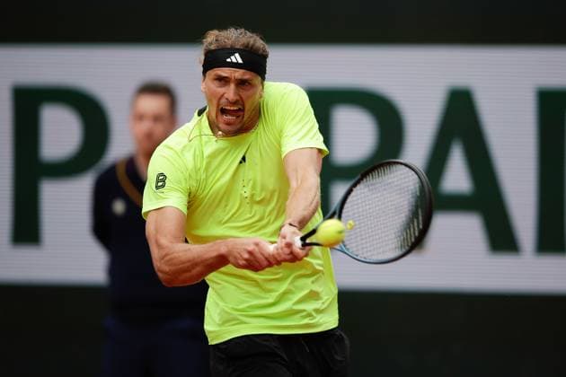 Paris 27.05.2025 xABx Tennis French Open 2025 Roland-Garros, Alexander Zverev GER - Learner Tien USA v.l., Alexander Zverev GER spielt eine Rückhand. Copyright: HMBxMedia AntonioxBorga