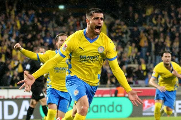 Sport Themen der Woche KW22 Sport Bilder des Tages 27.05.2025, xmohx, Fussball 2.Bundesliga Relegation, Eintracht Braunschweig - 1.FC Saarbruecken v.l. Torjubel nach dem Tor zum celebrating the goal celebrate 1:2 durch Fabio Di Michele Sanchez (Eintracht Braunschweig) (DFL DFB REGULATIONS PROHIBIT ANY USE OF PHOTOGRAPHS as IMAGE SEQUENCES and or QUASI-VIDEO) Braunschweig *** 27 05 2025, xmohx, Fußball 2 Bundesliga Relegation, Eintracht Braunschweig 1 FC Saarbruecken v l Torjubel nach dem Tor zum celebrating the goal celebrate 1 2 durch Fabio Di Michele Sanchez Eintracht Braunschweig DFL DFB REGULATIONS PROHIBIT ANY USE OF PHOTOGRAPHS as IMAGE SEQUENCES and or QUASI VIDEO Braunschweig