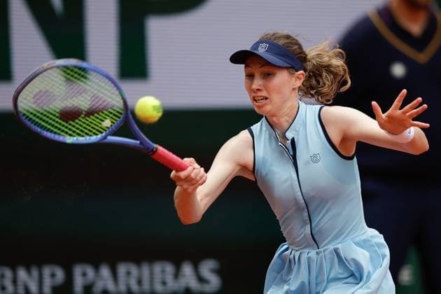 Paris 27.05.2025 xABx Tennis French Open 2025 Roland-Garros, Mirra Andreeva - Cristina Bucsa SPA v.l., Cristina Bucsa SPA spielt eine Vorhand. Copyright: HMBxMedia AntonioxBorga