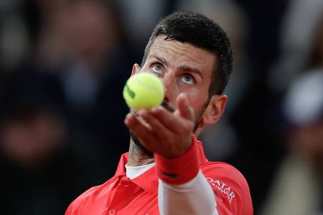 Paris 27.05.2025 xABx Tennis French Open 2025 Roland-Garros, Mackenzie Mcdonald USA - Novak Djokovic SER v.l., Novak Djokovic SER macht einen Aufschlag. Copyright: HMBxMedia AntonioxBorga