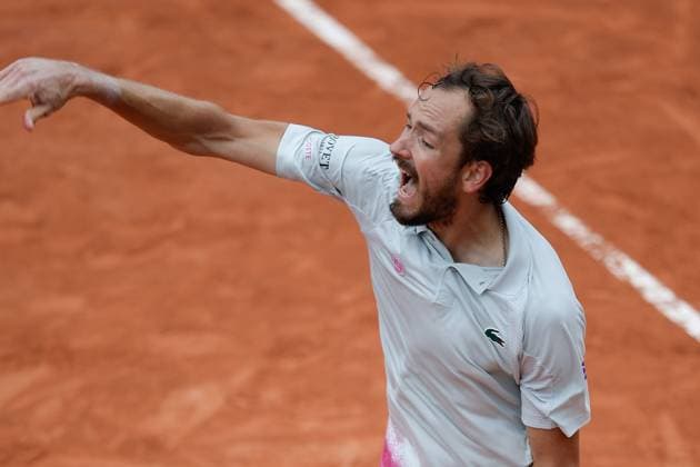 Paris 27.05.2025 xABx Tennis French Open 2025 Roland-Garros, Daniil Medvedev - Cameron Norrie GBR v.l., Daniil Medvedev enttaeuscht, enttaeuscht schauend, dissapointed, traurig, frustiert, frust, gefrustet, gibt Anweisungen, gestikuliert, mit den Armen gestikulieren gives instructions, gesticulate. Copyright: HMBxMedia AntonioxBorga