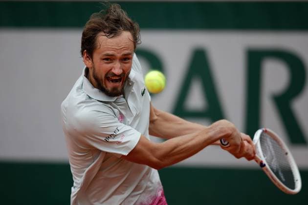 Sport Bilder des Tages Paris 27.05.2025 xABx Tennis French Open 2025 Roland-Garros, Daniil Medvedev - Cameron Norrie GBR v.l., Daniil Medvedev spielt eine Rückhand. Copyright: HMBxMedia AntonioxBorga
