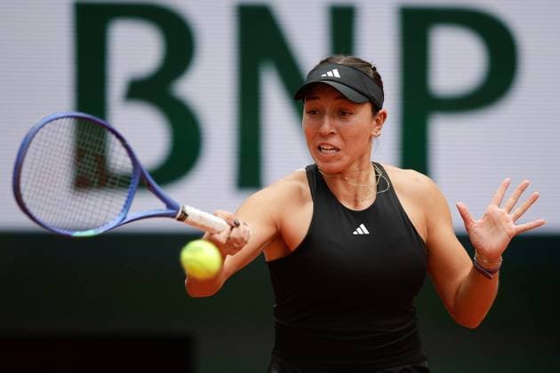 Paris 27.05.2025 xABx Tennis French Open 2025 Roland-Garros, Anca Todoni ROU - Jessica Pegula USA v.l., Jessica Pegula USA spielt eine Vorhand. Copyright: HMBxMedia AntonioxBorga