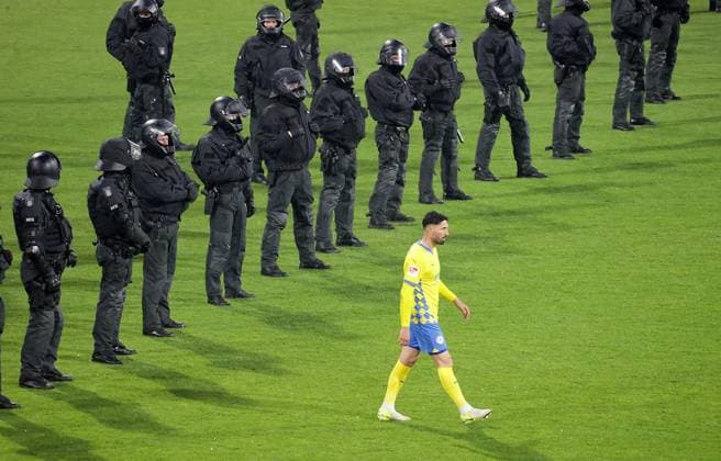 Sport Themen der Woche KW22 Bilder des Jahres 2025, Sport 05 Mai Sport Bilder des Tages Fabio Kaufmann (Eintracht Braunschweig) Fussball, Herren, Saison 2024 2025 Relegation, Eintracht Stadion, Eintracht Braunschweig gegen 1.FC Saarbruecken, Relegationsrueckspiel , 2-2 n.V. Damit ist Braunschweig weiterhin in der 2.Liga DFL REGULATIONS PROHIBIT ANY USE OF PHOTOGRAPHS AS IMAGE SEQUENCES AND OR QUASI-VIDEO. *** Fabio Kaufmann Eintracht Braunschweig Fußball, Herren, Saison 2024 2025 Relegation, Eintracht Stadion, Eintracht Braunschweig vs 1 FC Saarbruecken, Relegationsrueckspiel , 2 2 n V So Braunschweig is still in the 2 Liga DFL REGULATIONS PROHIBIT ANY USE OF PHOTOGRAPHS AS IMAGE SEQUENCES AND OR QUASI VIDEO