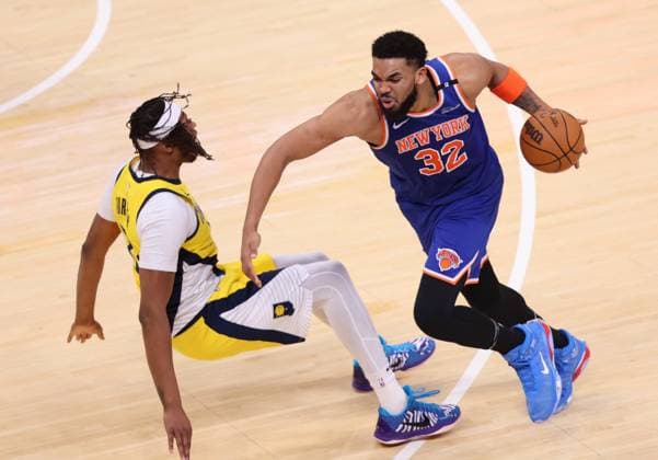 Sport Themen der Woche KW22 Bilder des Jahres 2025, Sport 05 Mai Sport Bilder des Tages New York Knicks Karl-Anthony Towns (32) goes to the basket as Indiana Pacers Myles Turner (33) falls to the ground in the second quarter of the Eastern Conference Final game 4 in Indianapolis, Indiana on Tuesday, May 27, 2025.  IND20250527118 AARONxJOSEFCZYK
