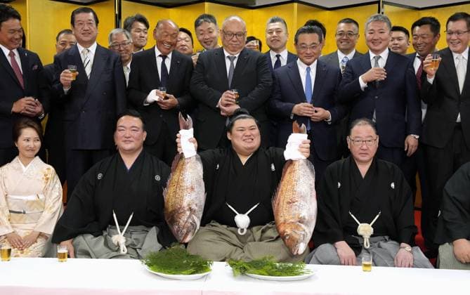 Sport Themen der Woche KW22 Sport Bilder des Tages Sumo: Onosato promoted to yokozuna Sumo wrestler Onosato (C) celebrates at his stable in Ami in the eastern Japan prefecture of Ibaraki on May 28, 2025, following his promotion to the s highest rank of yokozuna, or grand champion.  A14AA0004603594P