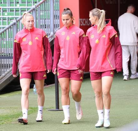 28.05.2025, xgrfx, Fussball DFB-Medientermine, Deutsche Frauennationalmannschaft - Training v.l. Sarai Linder, Lena Oberdorf, Klara Bühl (Deutsche Frauennationalmannschaft) (DFL DFB REGULATIONS PROHIBIT ANY USE OF PHOTOGRAPHS as IMAGE SEQUENCES and or QUASI-VIDEO) Bremen