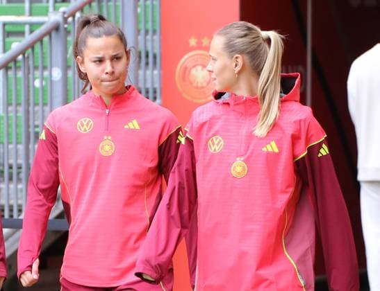 28.05.2025, xgrfx, Fussball DFB-Medientermine, Deutsche Frauennationalmannschaft - Training v.l. Lena Oberdorf, Klara Bühl (Deutsche Frauennationalmannschaft) (DFL DFB REGULATIONS PROHIBIT ANY USE OF PHOTOGRAPHS as IMAGE SEQUENCES and or QUASI-VIDEO) Bremen