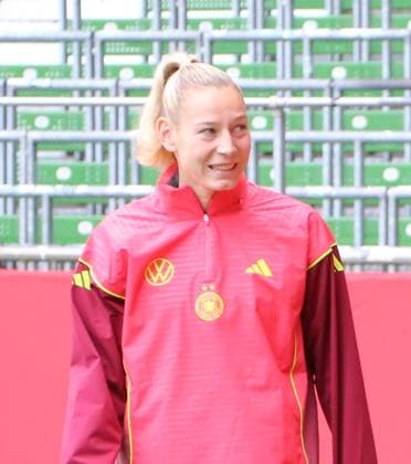 28.05.2025, xgrfx, Fussball DFB-Medientermine, Deutsche Frauennationalmannschaft - Training v.l. Sarai Linder (Deutsche Frauennationalmannschaft) (DFL DFB REGULATIONS PROHIBIT ANY USE OF PHOTOGRAPHS as IMAGE SEQUENCES and or QUASI-VIDEO) Bremen