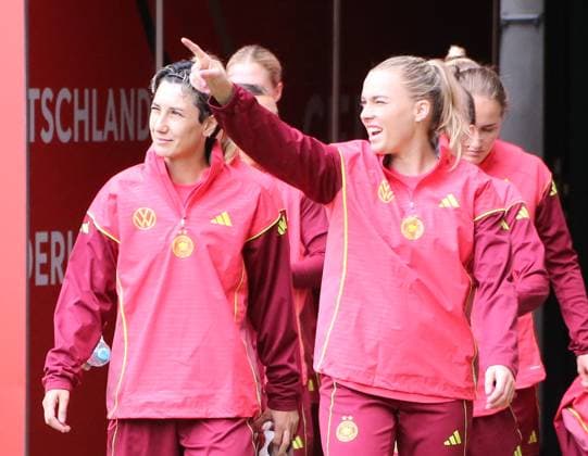 Sport Bilder des Tages 28.05.2025, xgrfx, Fussball DFB-Medientermine, Deutsche Frauennationalmannschaft - Training v.l. Sara Doorsoun, Laura Freigang (Deutsche Frauennationalmannschaft) (DFL DFB REGULATIONS PROHIBIT ANY USE OF PHOTOGRAPHS as IMAGE SEQUENCES and or QUASI-VIDEO) Bremen