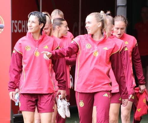 28.05.2025, xgrfx, Fussball DFB-Medientermine, Deutsche Frauennationalmannschaft - Training v.l. Sara Doorsoun, Laura Freigang (Deutsche Frauennationalmannschaft) (DFL DFB REGULATIONS PROHIBIT ANY USE OF PHOTOGRAPHS as IMAGE SEQUENCES and or QUASI-VIDEO) Bremen