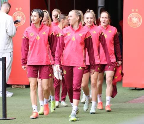 28.05.2025, xgrfx, Fussball DFB-Medientermine, Deutsche Frauennationalmannschaft - Training v.l. Sara Doorsoun, Laura Freigang, Sophia Kleinherne, Sydney Lohmann (Deutsche Frauennationalmannschaft) (DFL DFB REGULATIONS PROHIBIT ANY USE OF PHOTOGRAPHS as IMAGE SEQUENCES and or QUASI-VIDEO) Bremen