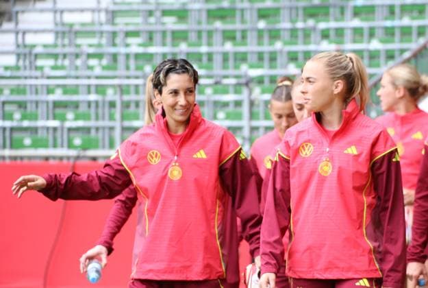28.05.2025, xgrfx, Fussball DFB-Medientermine, Deutsche Frauennationalmannschaft - Training v.l. Sara Doorsoun, Laura Freigang (Deutsche Frauennationalmannschaft) (DFL DFB REGULATIONS PROHIBIT ANY USE OF PHOTOGRAPHS as IMAGE SEQUENCES and or QUASI-VIDEO) Bremen
