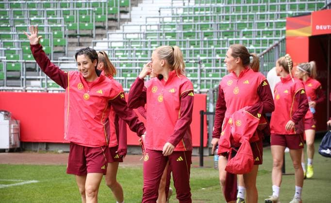 28.05.2025, xgrfx, Fussball DFB-Medientermine, Deutsche Frauennationalmannschaft - Training v.l. Sara Doorsoun, Laura Freigang, Sydney Lohmann (Deutsche Frauennationalmannschaft) (DFL DFB REGULATIONS PROHIBIT ANY USE OF PHOTOGRAPHS as IMAGE SEQUENCES and or QUASI-VIDEO) Bremen