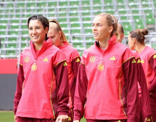 28.05.2025, xgrfx, Fussball DFB-Medientermine, Deutsche Frauennationalmannschaft - Training v.l. Sara Doorsoun, Laura Freigang (Deutsche Frauennationalmannschaft) (DFL DFB REGULATIONS PROHIBIT ANY USE OF PHOTOGRAPHS as IMAGE SEQUENCES and or QUASI-VIDEO) Bremen