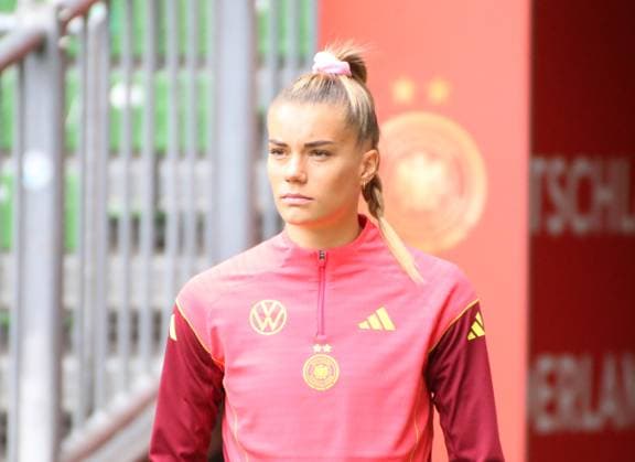 28.05.2025, xgrfx, Fussball DFB-Medientermine, Deutsche Frauennationalmannschaft - Training v.l. Selina Cerci (Deutsche Frauennationalmannschaft) (DFL DFB REGULATIONS PROHIBIT ANY USE OF PHOTOGRAPHS as IMAGE SEQUENCES and or QUASI-VIDEO) Bremen