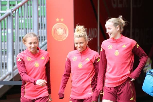 28.05.2025, xgrfx, Fussball DFB-Medientermine, Deutsche Frauennationalmannschaft - Training v.l. Elisa Senß, Linda Dallmann, Franziska Kett (Deutsche Frauennationalmannschaft) (DFL DFB REGULATIONS PROHIBIT ANY USE OF PHOTOGRAPHS as IMAGE SEQUENCES and or QUASI-VIDEO) Bremen