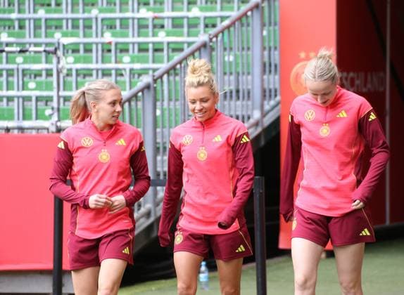 28.05.2025, xgrfx, Fussball DFB-Medientermine, Deutsche Frauennationalmannschaft - Training v.l. Elisa Senß, Linda Dallmann, Franziska Kett (Deutsche Frauennationalmannschaft) (DFL DFB REGULATIONS PROHIBIT ANY USE OF PHOTOGRAPHS as IMAGE SEQUENCES and or QUASI-VIDEO) Bremen