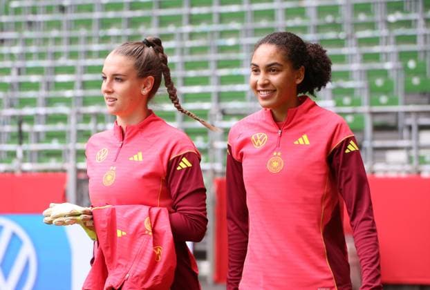 28.05.2025, xgrfx, Fussball DFB-Medientermine, Deutsche Frauennationalmannschaft - Training v.l. Ena Mahmutovic, Cora Zicai (Deutsche Frauennationalmannschaft) (DFL DFB REGULATIONS PROHIBIT ANY USE OF PHOTOGRAPHS as IMAGE SEQUENCES and or QUASI-VIDEO) Bremen