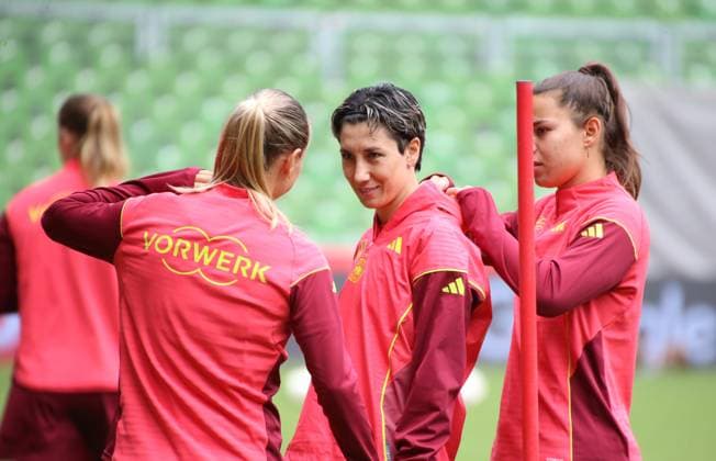 28.05.2025, xgrfx, Fussball DFB-Medientermine, Deutsche Frauennationalmannschaft - Training v.l. Klara Bühl, Sara Doorsoun, Lena Oberdorf (Deutsche Frauennationalmannschaft) (DFL DFB REGULATIONS PROHIBIT ANY USE OF PHOTOGRAPHS as IMAGE SEQUENCES and or QUASI-VIDEO) Bremen