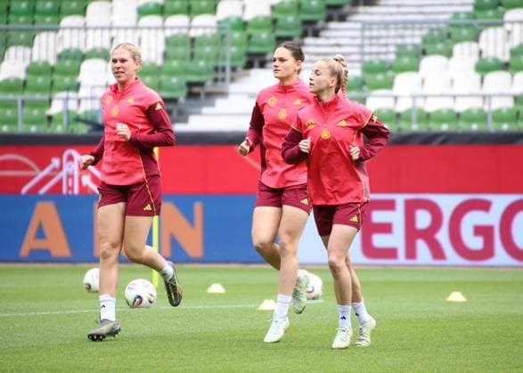 28.05.2025, xgrfx, Fussball DFB-Medientermine, Deutsche Frauennationalmannschaft - Training v.l. Rebecca Knaak, Giovanna Hoffmann, Giulia Gwinn (Deutsche Frauennationalmannschaft) (DFL DFB REGULATIONS PROHIBIT ANY USE OF PHOTOGRAPHS as IMAGE SEQUENCES and or QUASI-VIDEO) Bremen