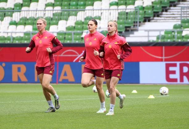 28.05.2025, xgrfx, Fussball DFB-Medientermine, Deutsche Frauennationalmannschaft - Training v.l. Rebecca Knaak, Giovanna Hoffmann, Giulia Gwinn (Deutsche Frauennationalmannschaft) (DFL DFB REGULATIONS PROHIBIT ANY USE OF PHOTOGRAPHS as IMAGE SEQUENCES and or QUASI-VIDEO) Bremen