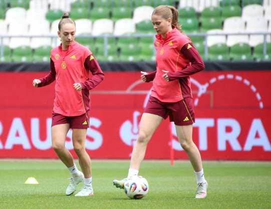 28.05.2025, xgrfx, Fussball DFB-Medientermine, Deutsche Frauennationalmannschaft - Training v.l. Sophia Kleinherne, Sjoeke Nüsken (Deutsche Frauennationalmannschaft) (DFL DFB REGULATIONS PROHIBIT ANY USE OF PHOTOGRAPHS as IMAGE SEQUENCES and or QUASI-VIDEO) Bremen