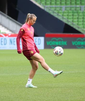 28.05.2025, xgrfx, Fussball DFB-Medientermine, Deutsche Frauennationalmannschaft - Training v.l. Klara Bühl (Deutsche Frauennationalmannschaft) (DFL DFB REGULATIONS PROHIBIT ANY USE OF PHOTOGRAPHS as IMAGE SEQUENCES and or QUASI-VIDEO) Bremen